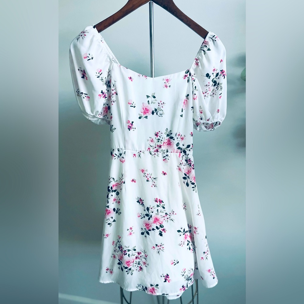 All things girly with this flowery mini-dress😍❤️🩷